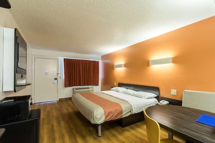 Room 16 of 40
