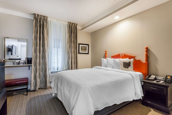 The Aurora Inn