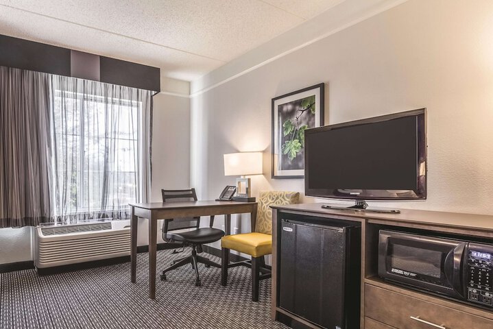 La Quinta Inn & Suites by Wyndham Alexandria Airport