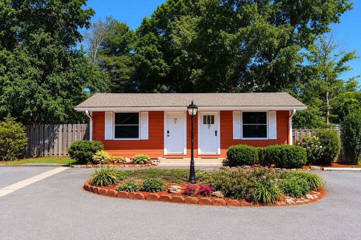 CedarWood Inn