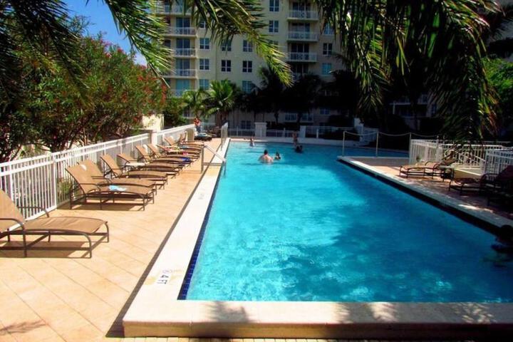 One bedroom in amazing condoBeach pass included!
