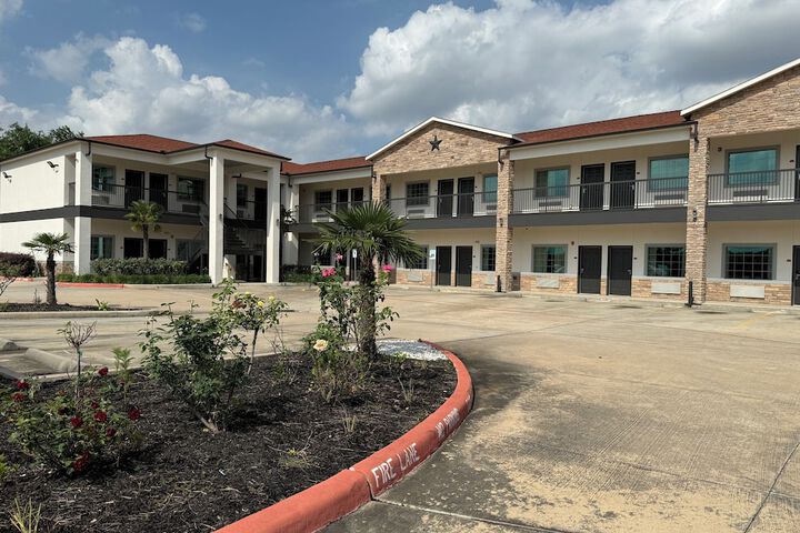 Scottish Inn & Suites - IAH Airport