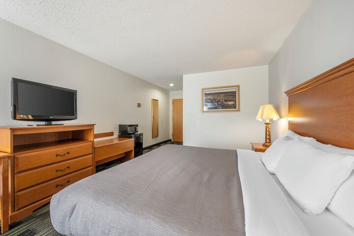 Quality Inn & Suites Near Amish Country