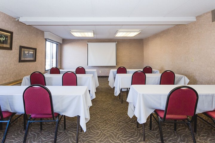 Ramada Hotel & Conference Center by Wyndham Plymouth