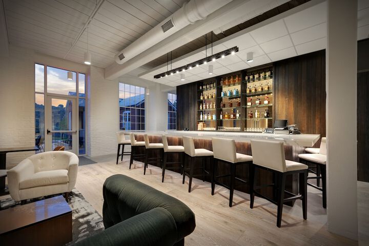 Lounge 71 of 82