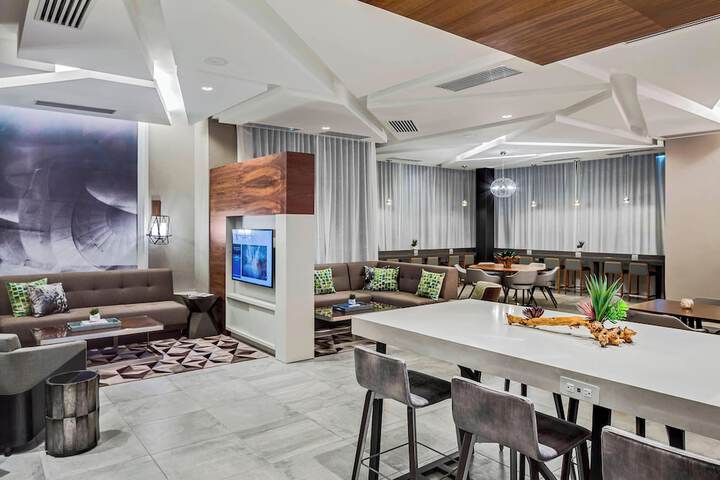 Lounge 53 of 67