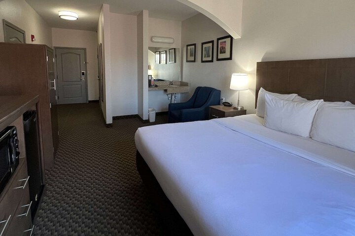 Room 27 of 33
