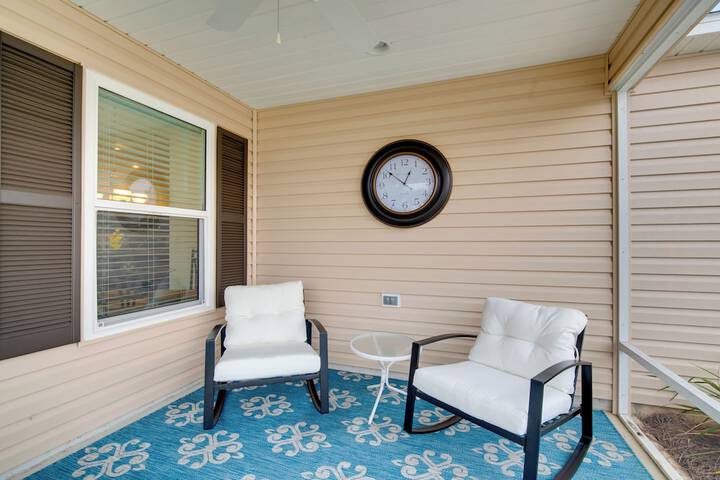 Sun-soaked Retreat in The Villages w / Grill!
