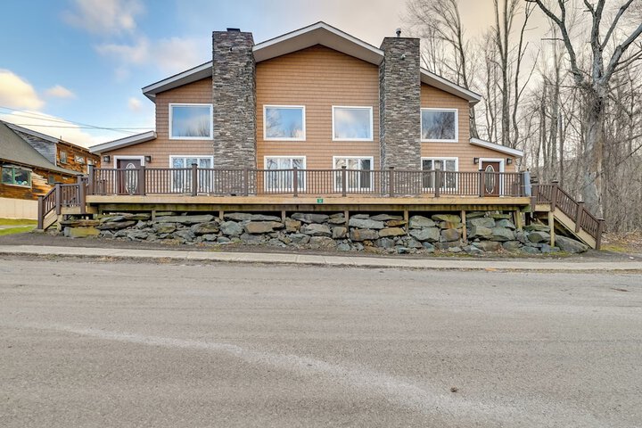 Walk to Hunter Village! Family Ski Retreat w / Deck