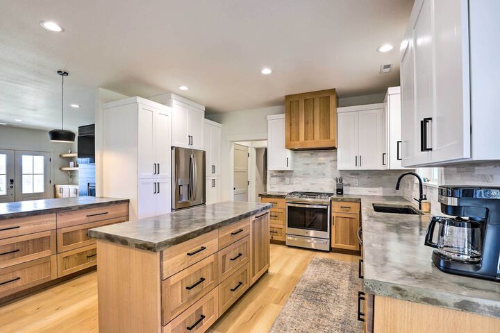 Lake Roosevelt Getaway w / Lake + Mountain Views!
