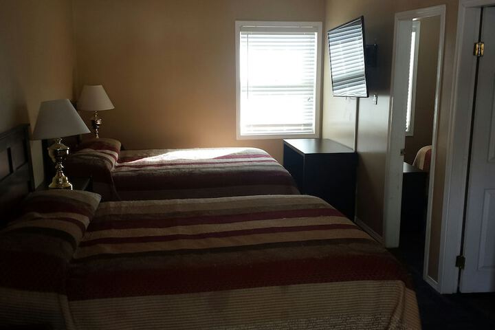 Room 5 of 8