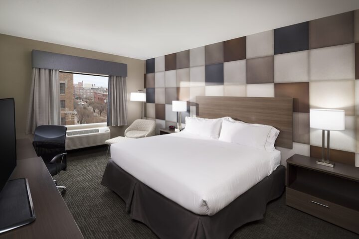 Room 32 of 48