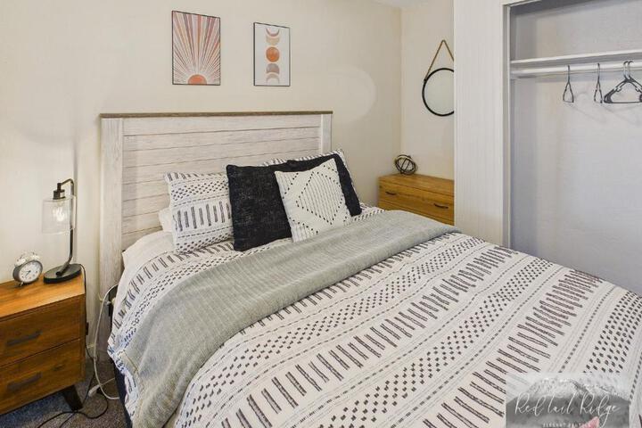 Main St. New with AC Monthly stays Charming Cottage KING BED
