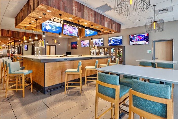 Holiday Inn & Suites Toledo Southwest - Perrysburg by IHG
