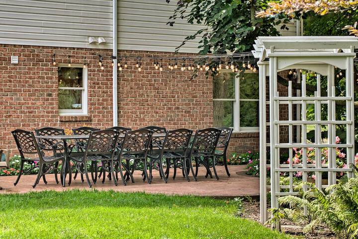 Charming Apartment w / Yard & Beautiful Gardens!