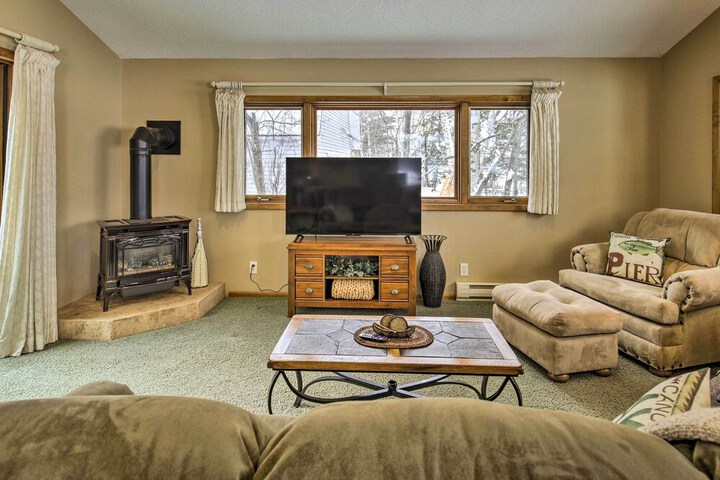 Phillips Cabin w / Lake Views & Private Dock!