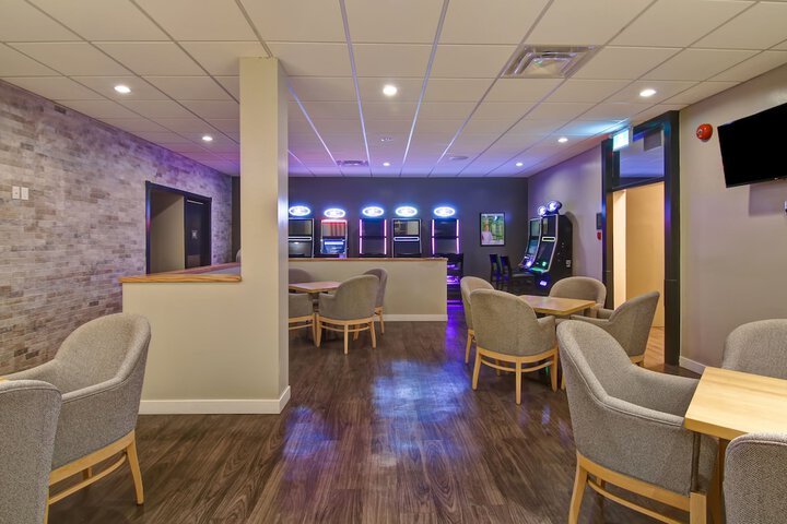 Lounge 99 of 106