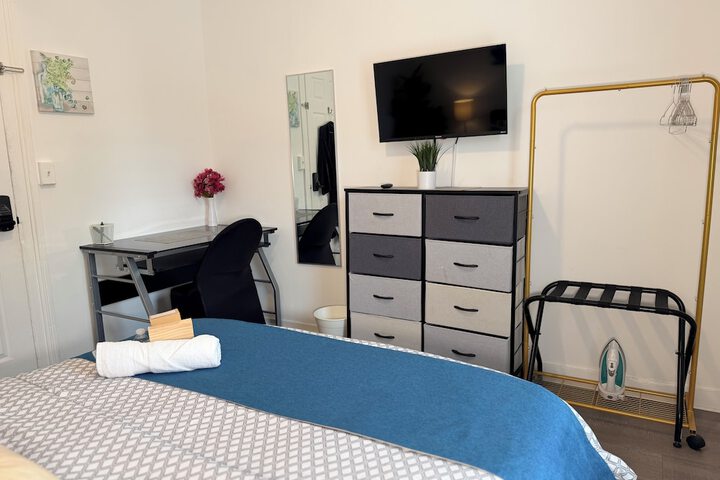 Modern Private Share Bedroom Bus stop to NYC