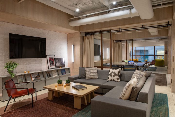 Lounge 53 of 59