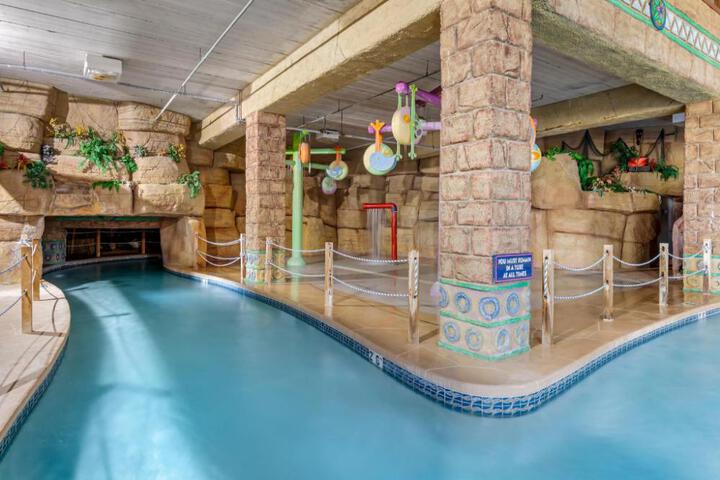 Polynesian Hotel Wisconsin Dells - Near Noahs Ark