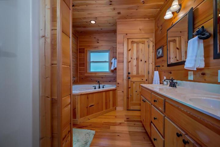 Scenic Mountain Comfort 4Br Family Getaway