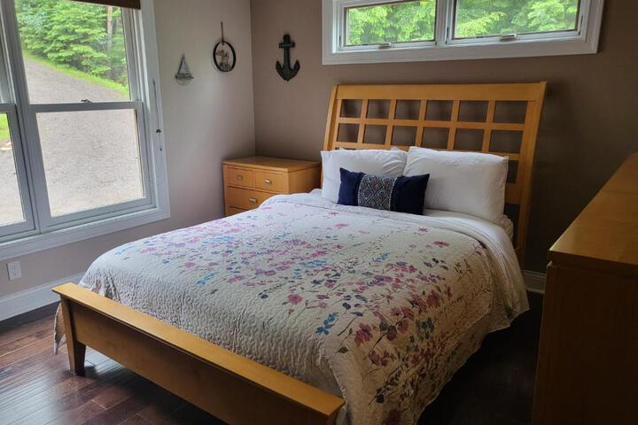 Crescent Lakehouse - Surf Ski and Serenity