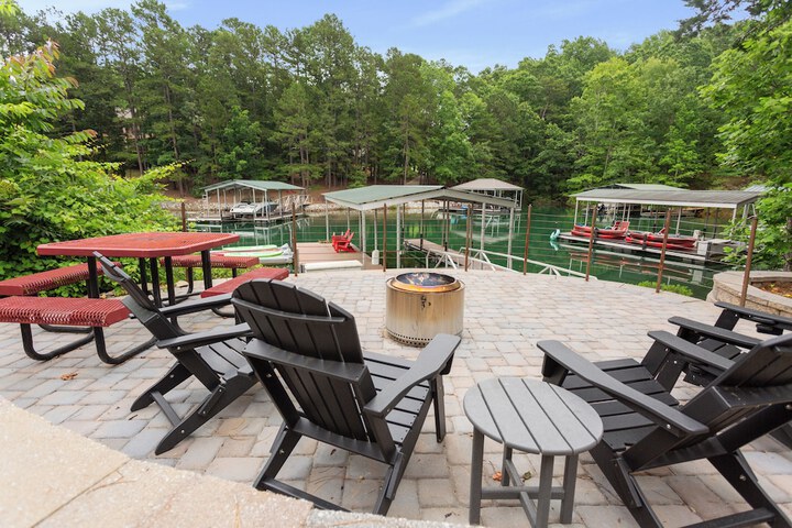 Lakefront Keowee Home w / Dock 14 Mi to Clemson