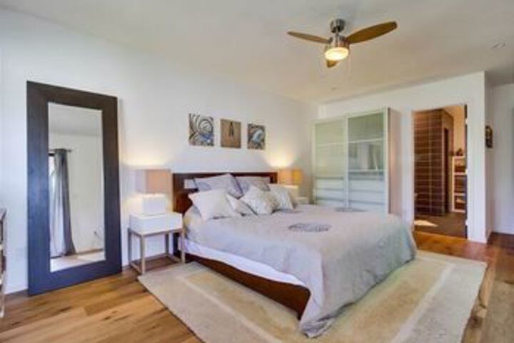 Newly remodeled Beach 2 Br condo by RedAwning