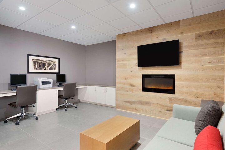 Business Center 18 of 19
