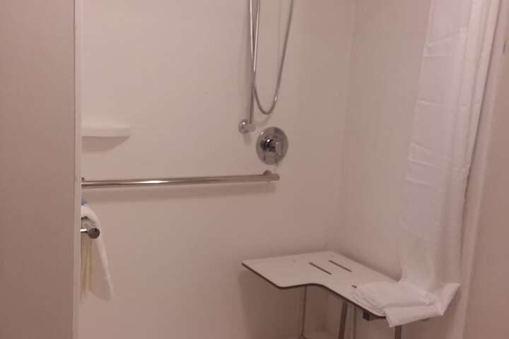 Room 32 of 79