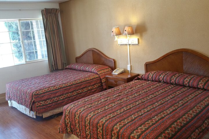 Room 10 of 14