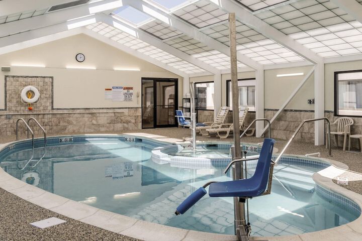 Comfort Inn & Suites West Springfield