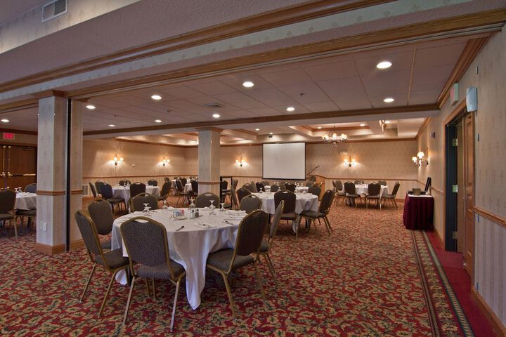 Coshocton Village Inn and Suites