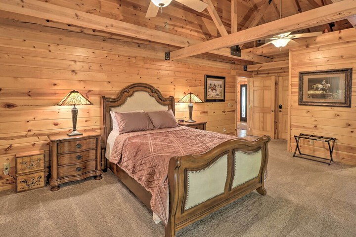 serenity Woods Cabin w / Hot Tub & Fire Pit