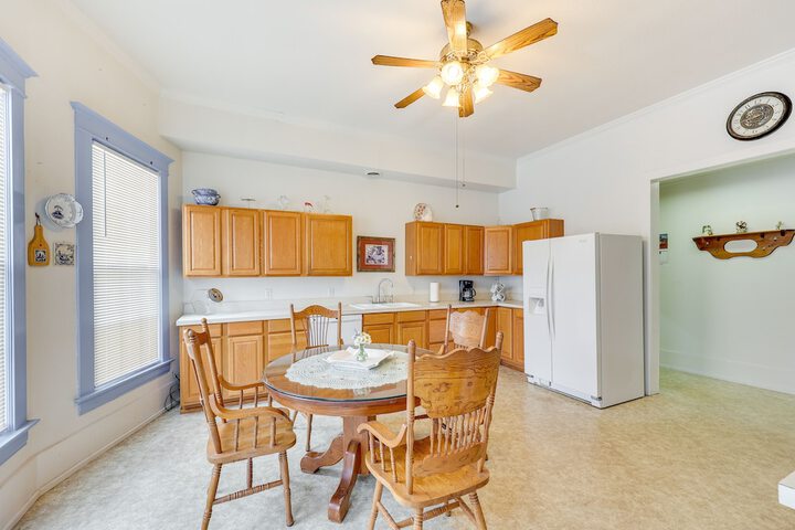 Paris Vacation Rental 15 Mi to Mount Magazine!