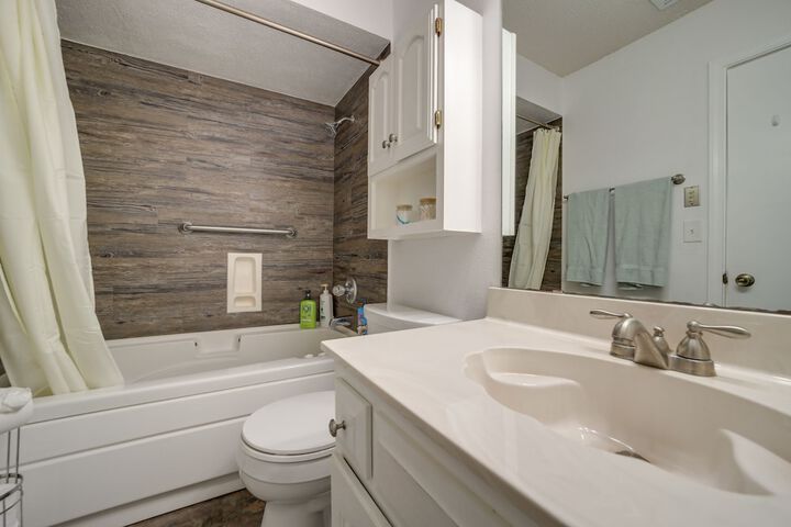 Family-friendly Broken Arrow Retreat w / Yard!