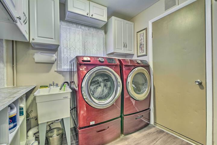 Pet-friendly Taylor Home w / Backyard Oasis!