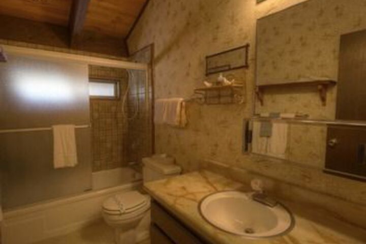 Conveniently Located Tahoe Home for 10 by RedAwning