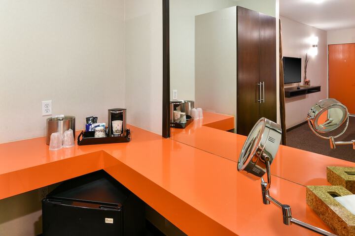 The Tangerine - a Burbank Hotel