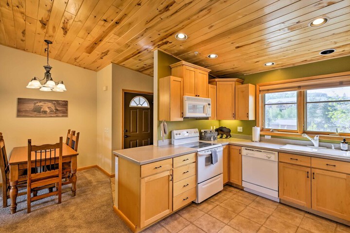 Steps to Grand Lake: Condo w / Deck & Mtn Views