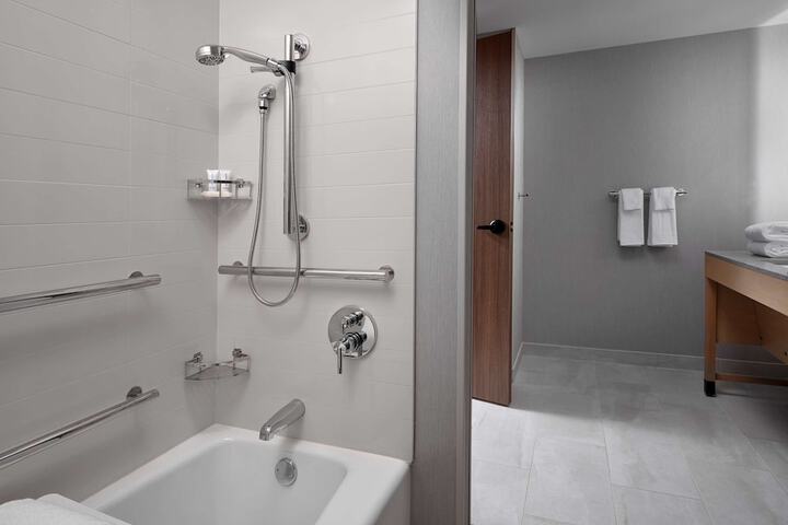 Room 33 of 60
