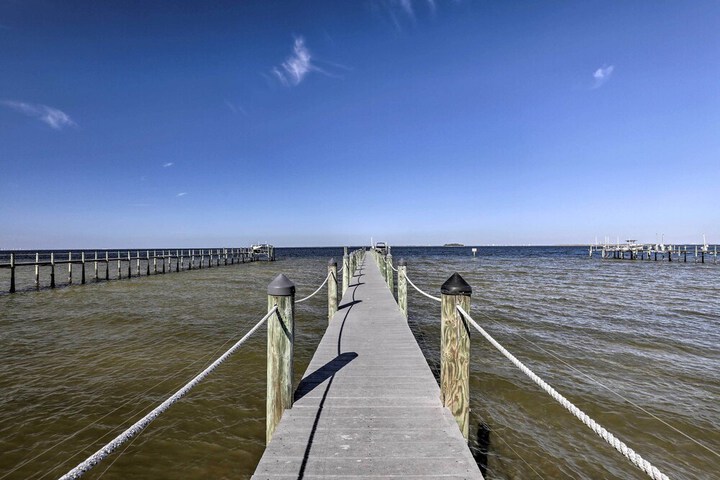 Waterfront Gem w / Pool & Dock in Apollo Beach