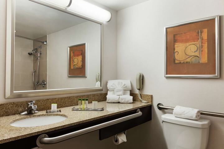 DoubleTree by Hilton Detroit - Dearborn