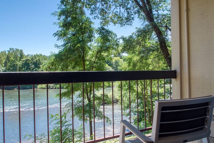 Riverside Inn