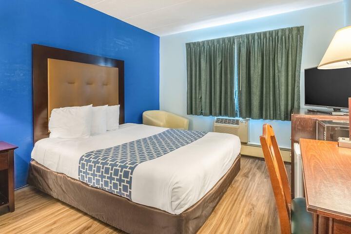 Econo Lodge Inn & Suites Windsor Locks Bradley Airport
