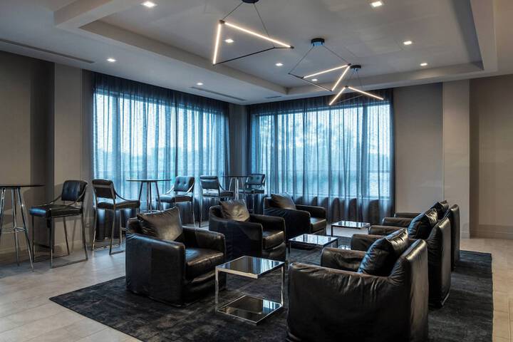 Lounge 37 of 43
