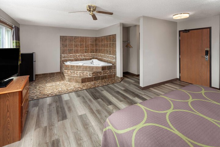 Super 8 by Wyndham Green Bay Near Stadium
