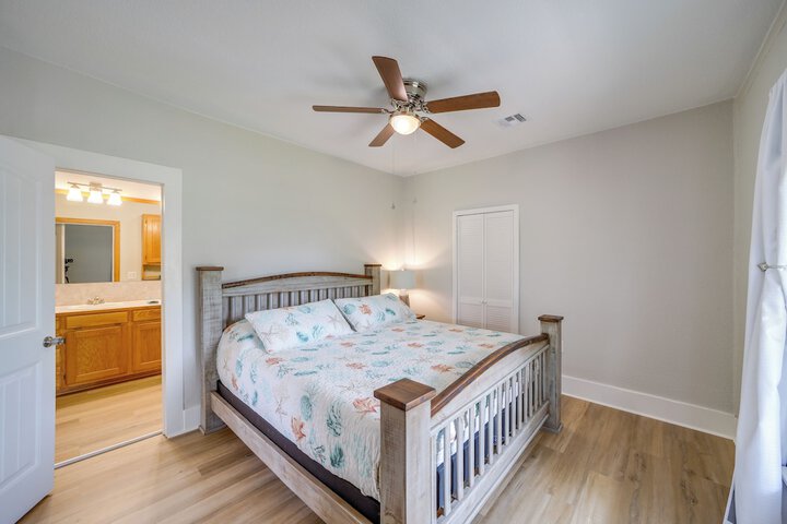 Walk to Lake Parks & Dining: Eufala Family Home!