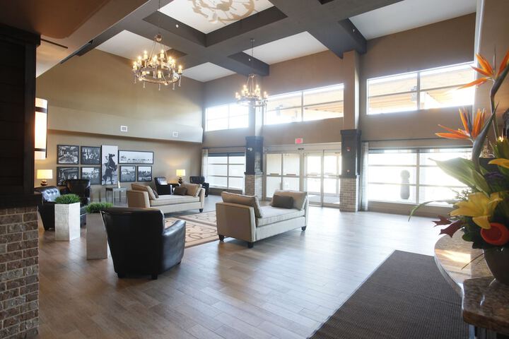 Pomeroy Inn & Suites at Olds