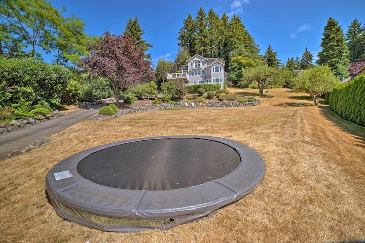 Spacious Lake Stevens Home w / Fire Pit Patio